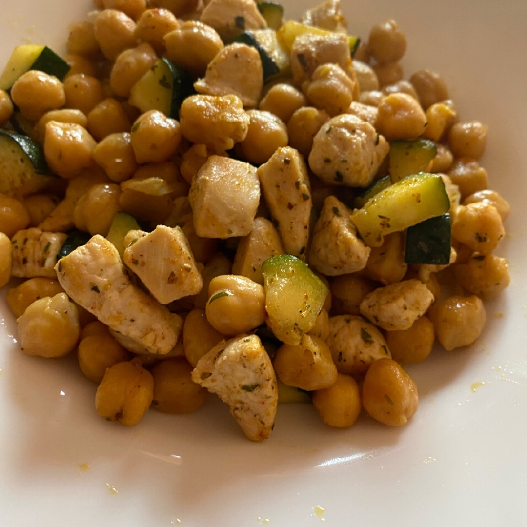 Garbanzos salteados con pechuga y calabacín Garbanzos salteados con pechuga y calabacín
