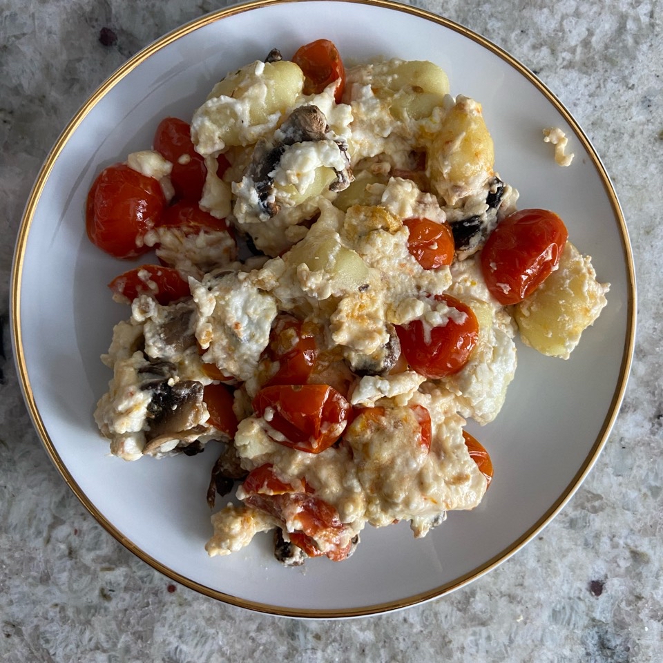 ñoquis con queso feta, champis y cherry ñoquis con queso feta, champis y cherry