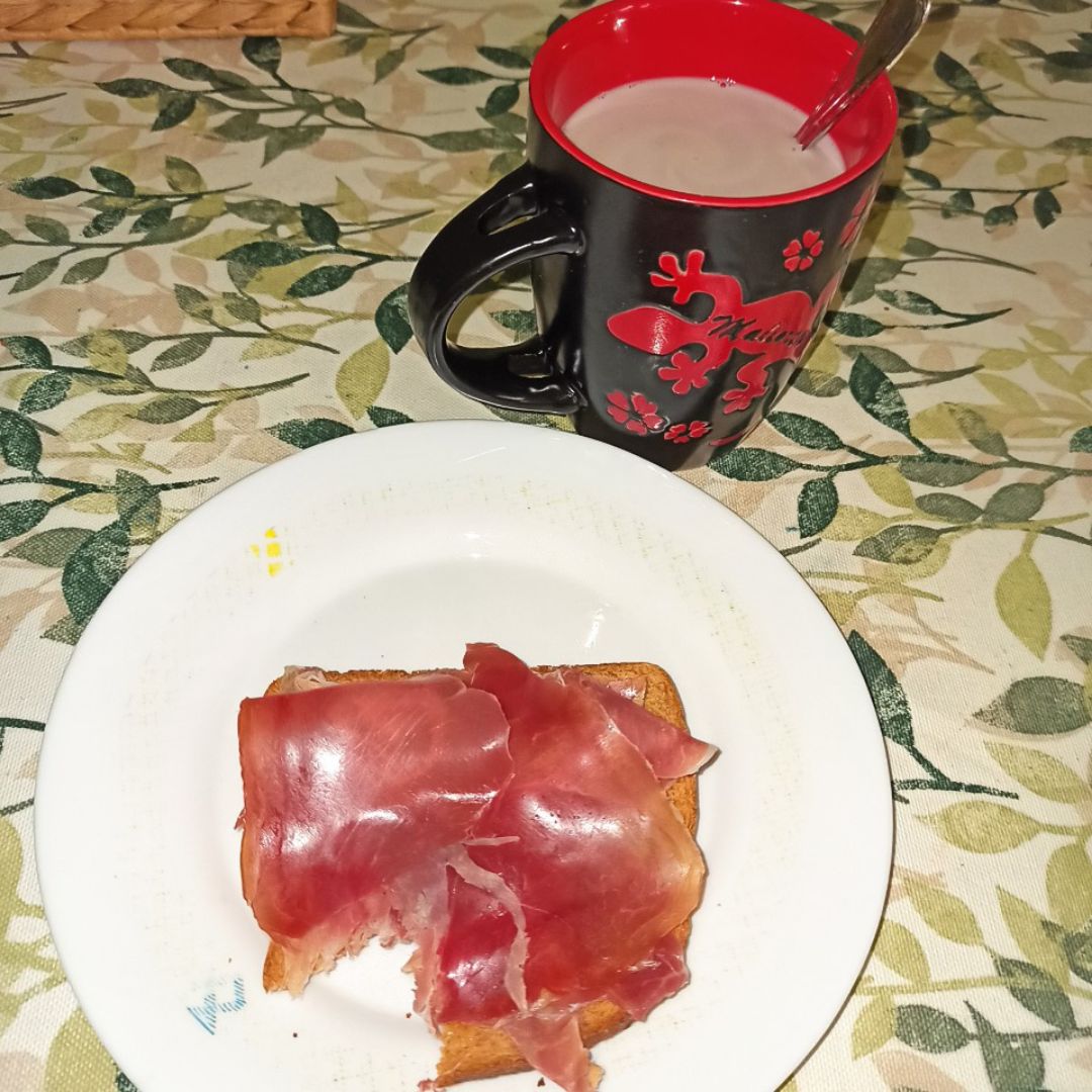Desayuno con tostada de jamón Desayuno con tostada de jamón