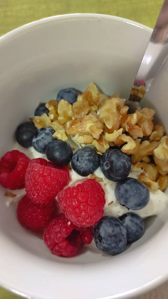 Yogur con frambuesas, arándanos y nueces Yogur con frambuesas, arándanos y nueces