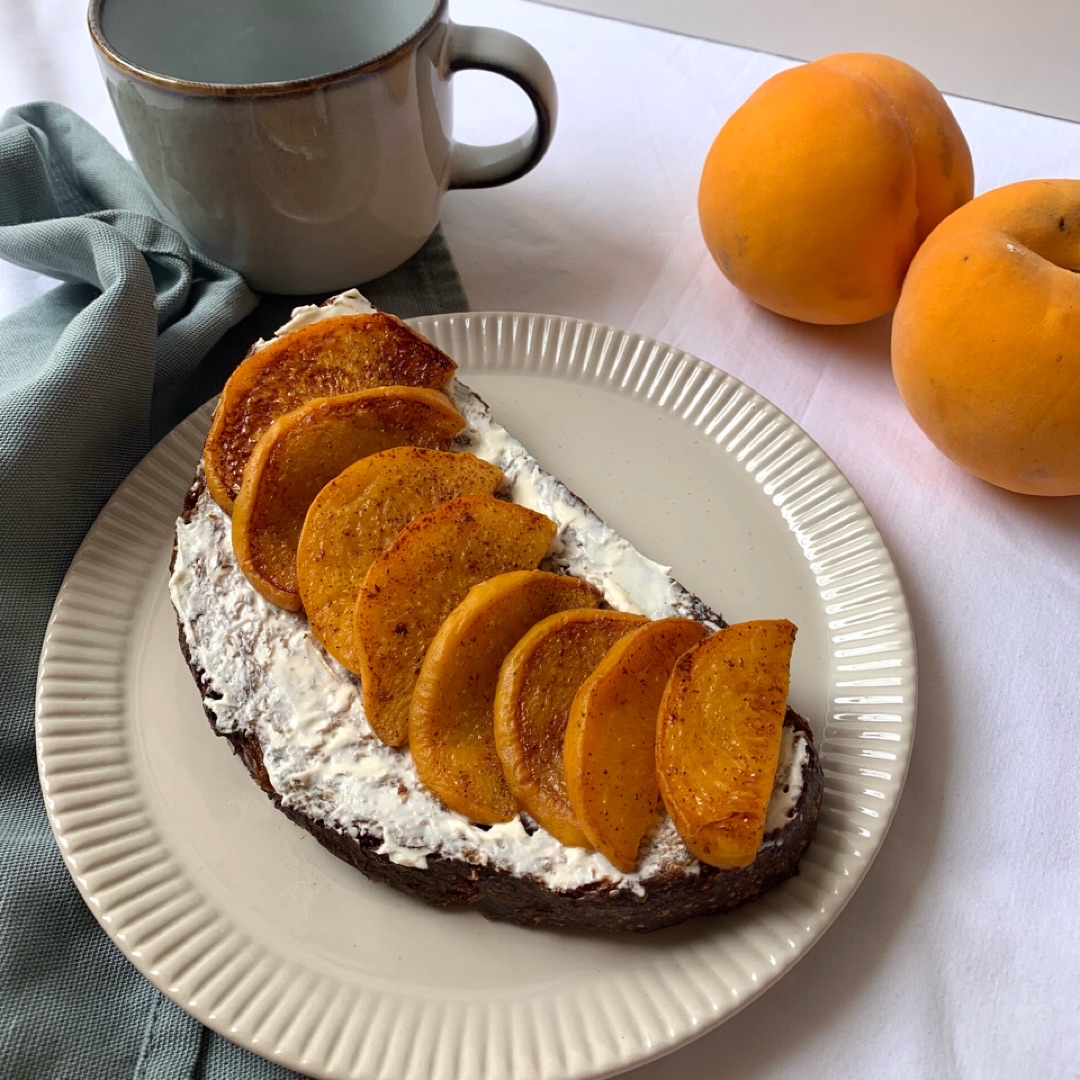TOSTADA DE MELOCOTÓN A LA PLANCHA Y QUESO CREMA 🍑