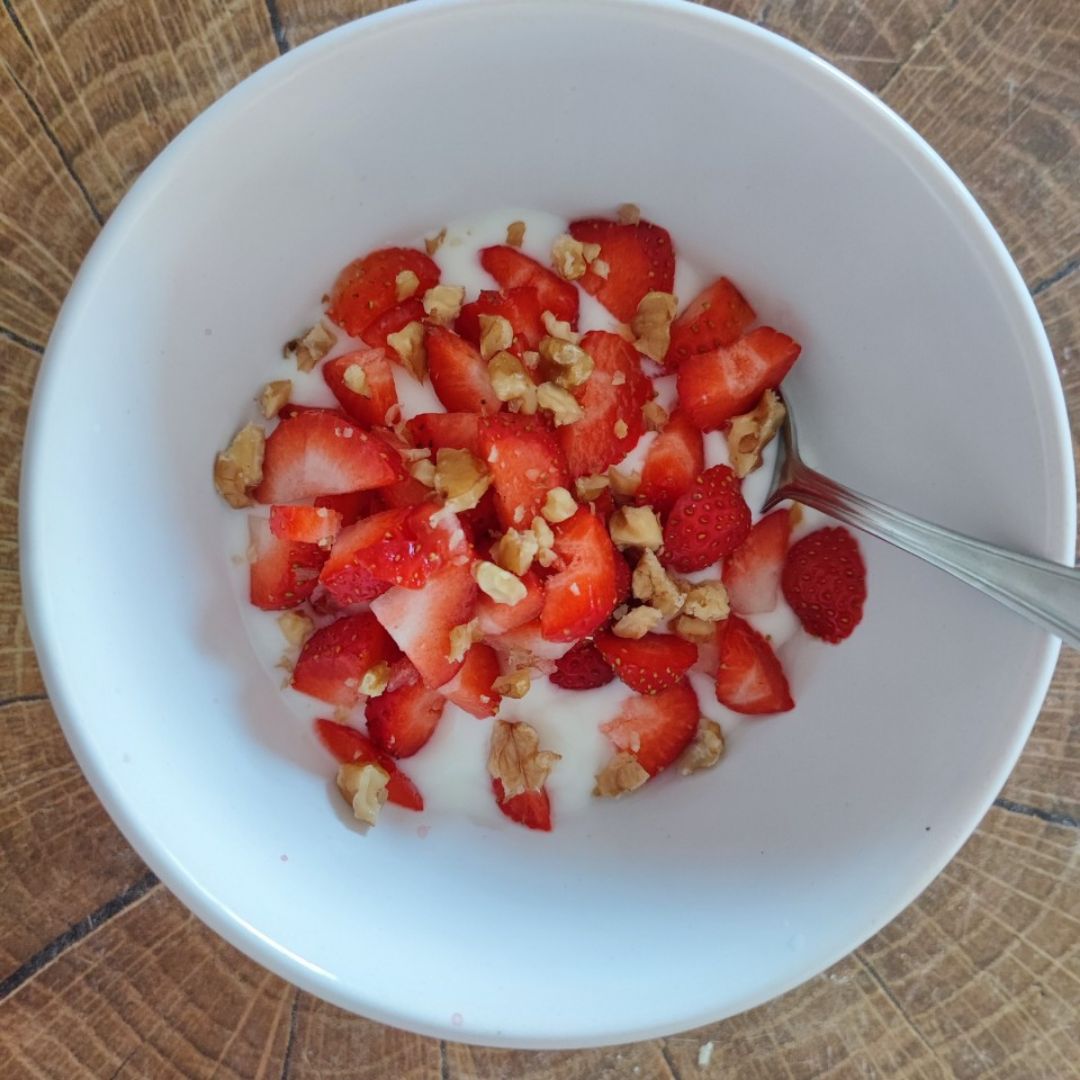 Bol de yogur con fresas y nueces Paso 0 Bol de yogur con fresas y nueces Paso 0