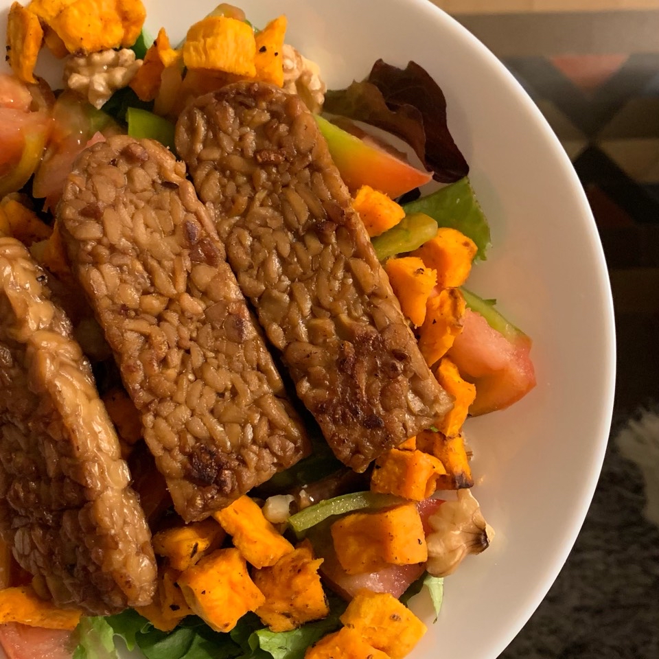 Ensalada templada con tempeh y boniato