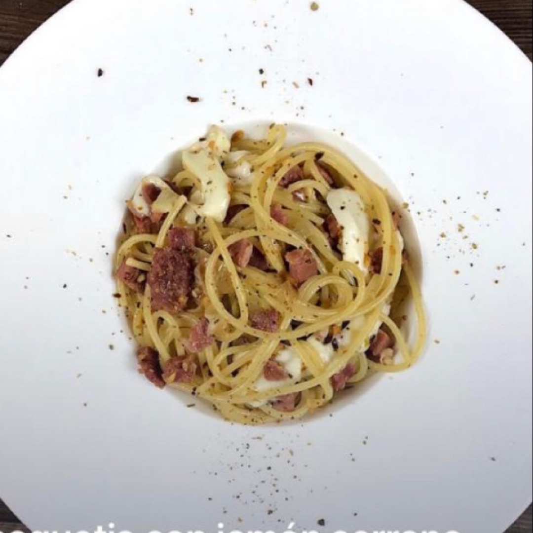 Espaguetis con jamón serrano, cebolla y queso mozzarella Espaguetis con jamón serrano, cebolla y queso mozzarella