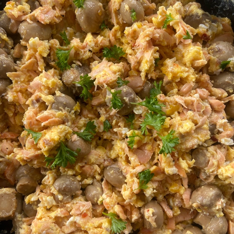 Revuelto de champiñones y salmón Revuelto de champiñones y salmón