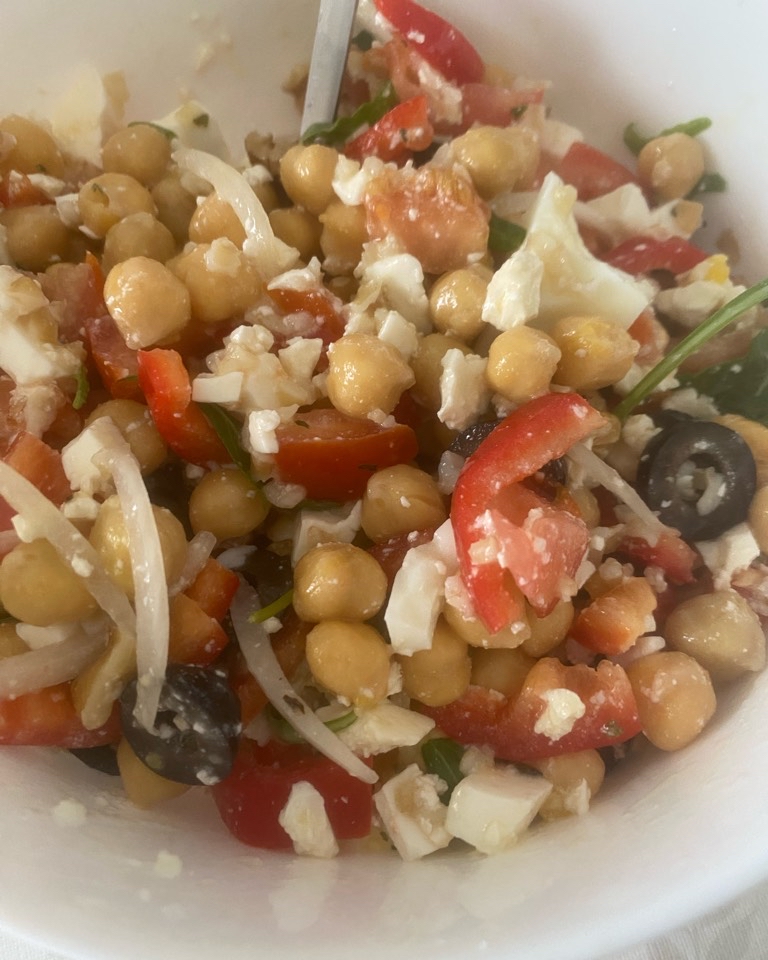 Ensalada de garbanzos 🍅🧅🫒