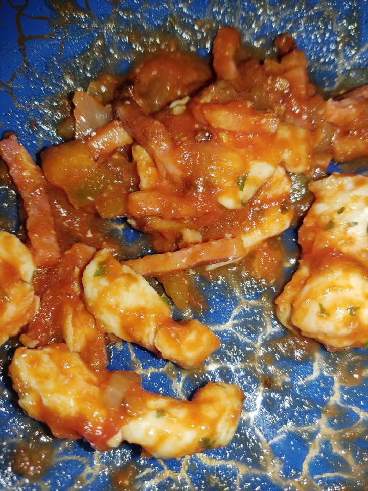 Pollo con bacon y salsa mexicana Pollo con bacon y salsa mexicana