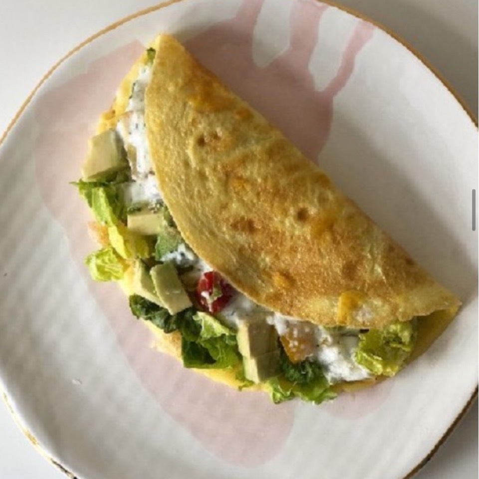 Tortilla rellena de aguacate y cherrys Tortilla rellena de aguacate y cherrys