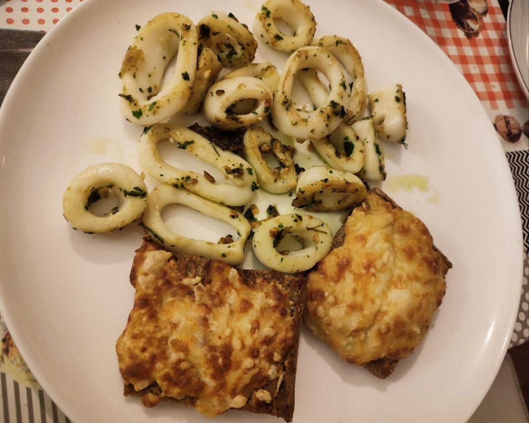 Sepia a la plancha con ajo y perejil + Pan realfooding con mantequilla de ajo y queso + alioli casero. Sepia a la plancha con ajo y perejil + Pan realfooding con mantequilla de ajo y queso + alioli casero.