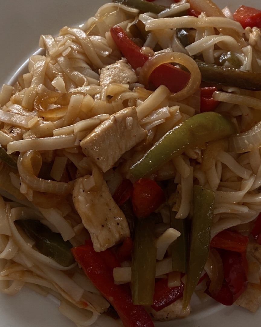 Noodles de arroz con pechuga y verduras Noodles de arroz con pechuga y verduras