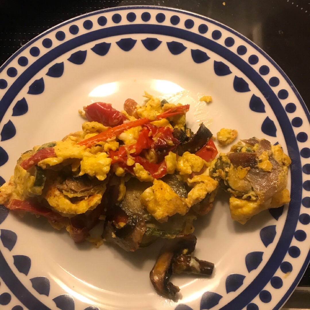 Revuelto huevos de corral con verduras al horno 