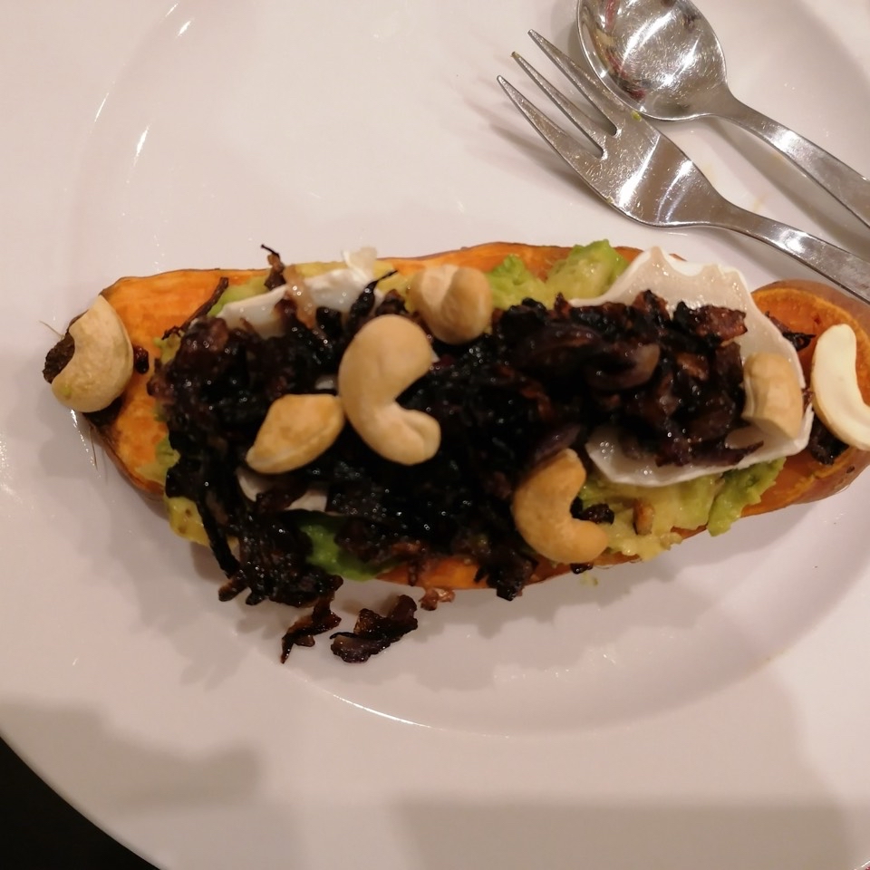 Tostadas de boniato con aguacate, queso de cabra, cebolla caramelizada y anacardos