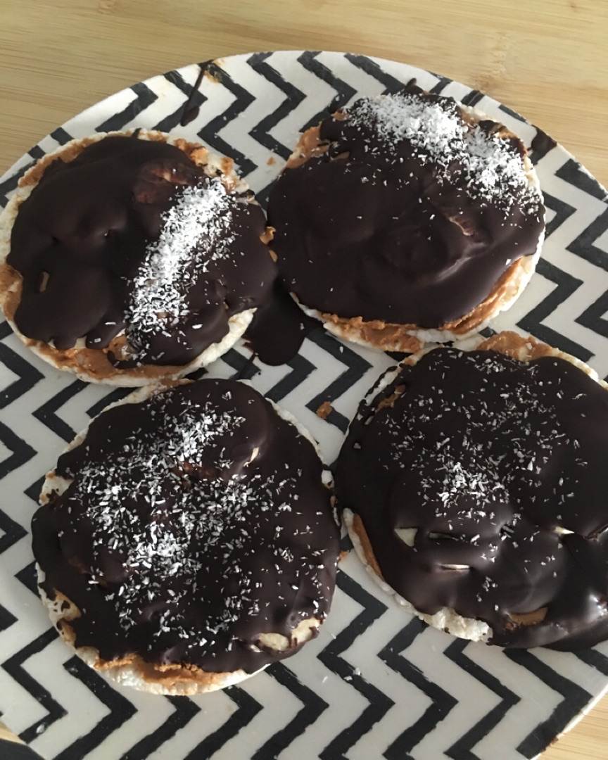 Tortitas de arroz con crema de cacahuete,plátano y chocolate Tortitas de arroz con crema de cacahuete,plátano y chocolate