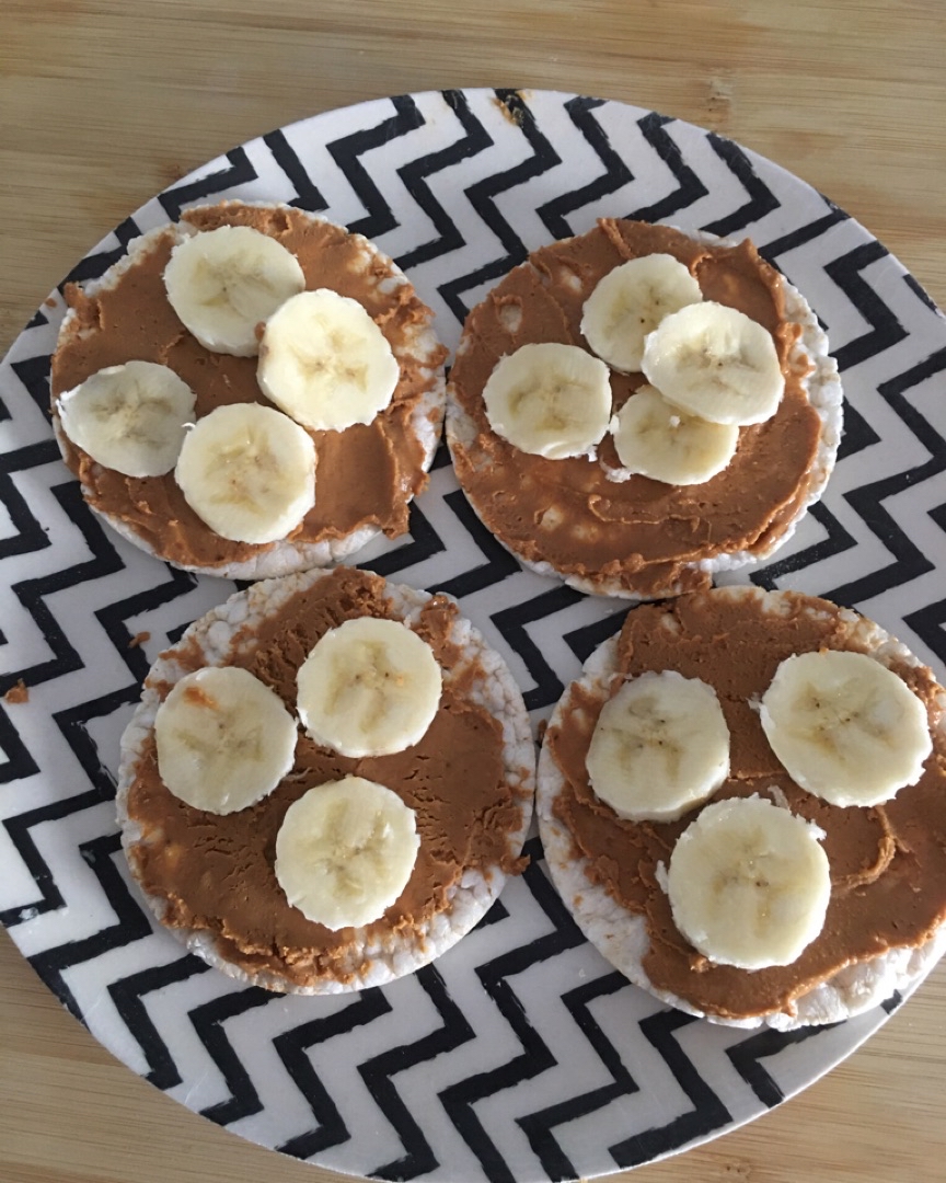 Tortitas de arroz con crema de cacahuete,plátano y chocolate Paso 0 Tortitas de arroz con crema de cacahuete,plátano y chocolate Paso 0