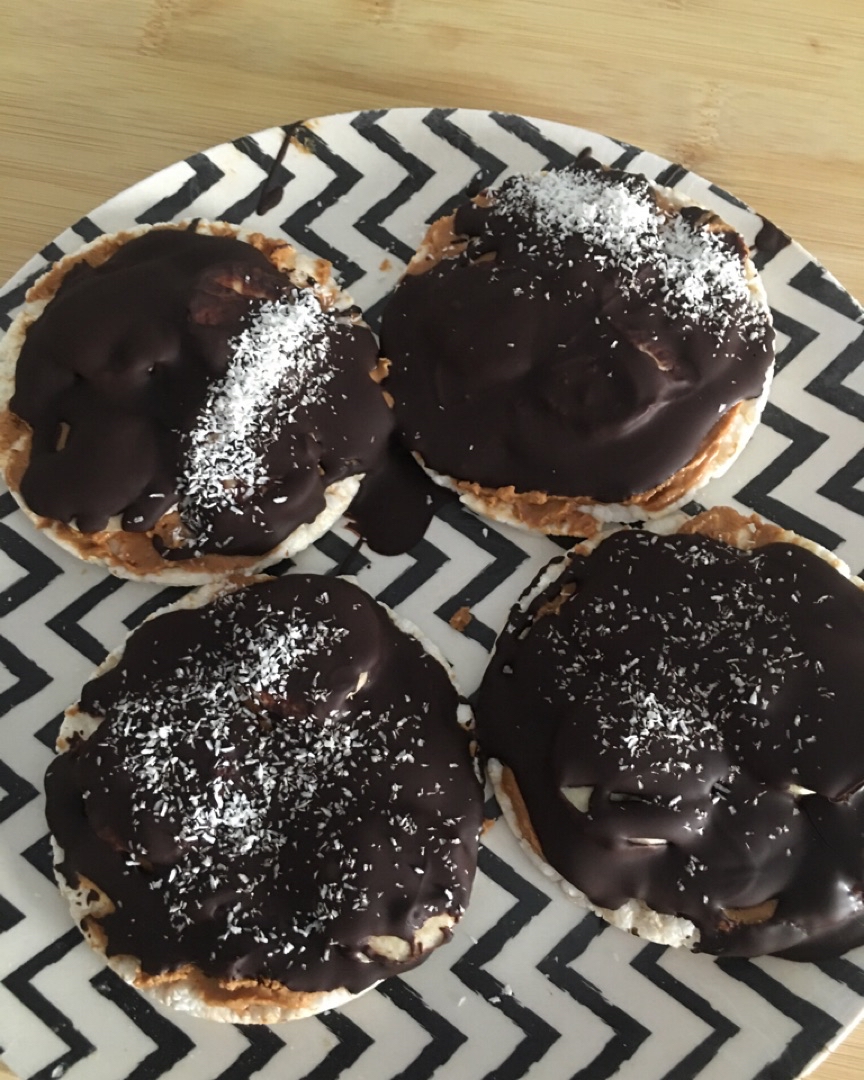 Tortitas de arroz con crema de cacahuete,plátano y chocolate Paso 1 Tortitas de arroz con crema de cacahuete,plátano y chocolate Paso 1