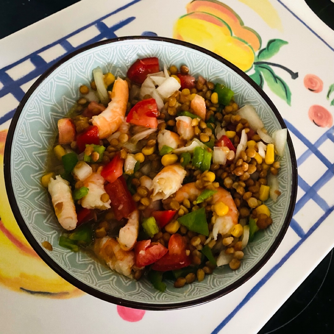 Ensalada de lentejas con langostinos, pimiento verde y tomate de ensalada, maíz dulce light, cebolleta y vinagre balsámico de manzana, aceite de oliva, sal y limón. Ensalada de lentejas con langostinos, pimiento verde y tomate de ensalada, maíz dulce light, cebolleta y vinagre balsámico de manzana, aceite de oliva, sal y limón.