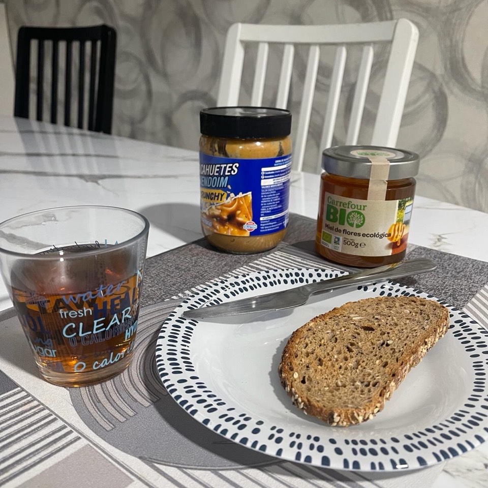 Hola a todos!! Hoy he comido crema de cacahuete, miel con pan y té negro 