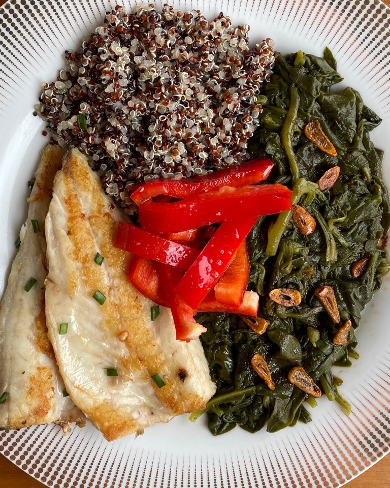 Lubina con espinacas y quinoa Lubina con espinacas y quinoa