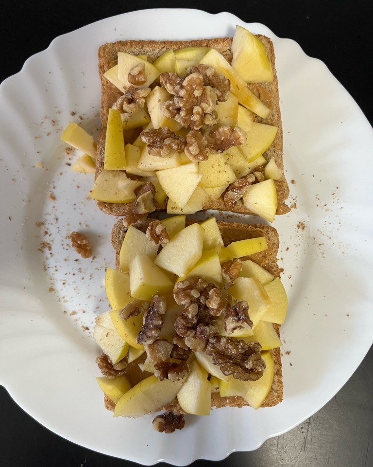Tostadas de crema de cacahuete con manzana y nueces