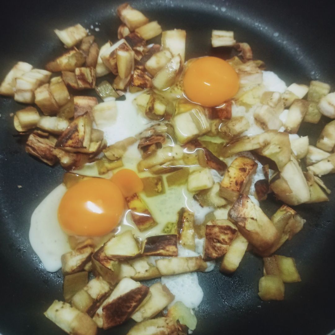 REVUELTO DE BERENJENA Y AJO🍆🧄🥚 Paso 2 REVUELTO DE BERENJENA Y AJO🍆🧄🥚 Paso 2