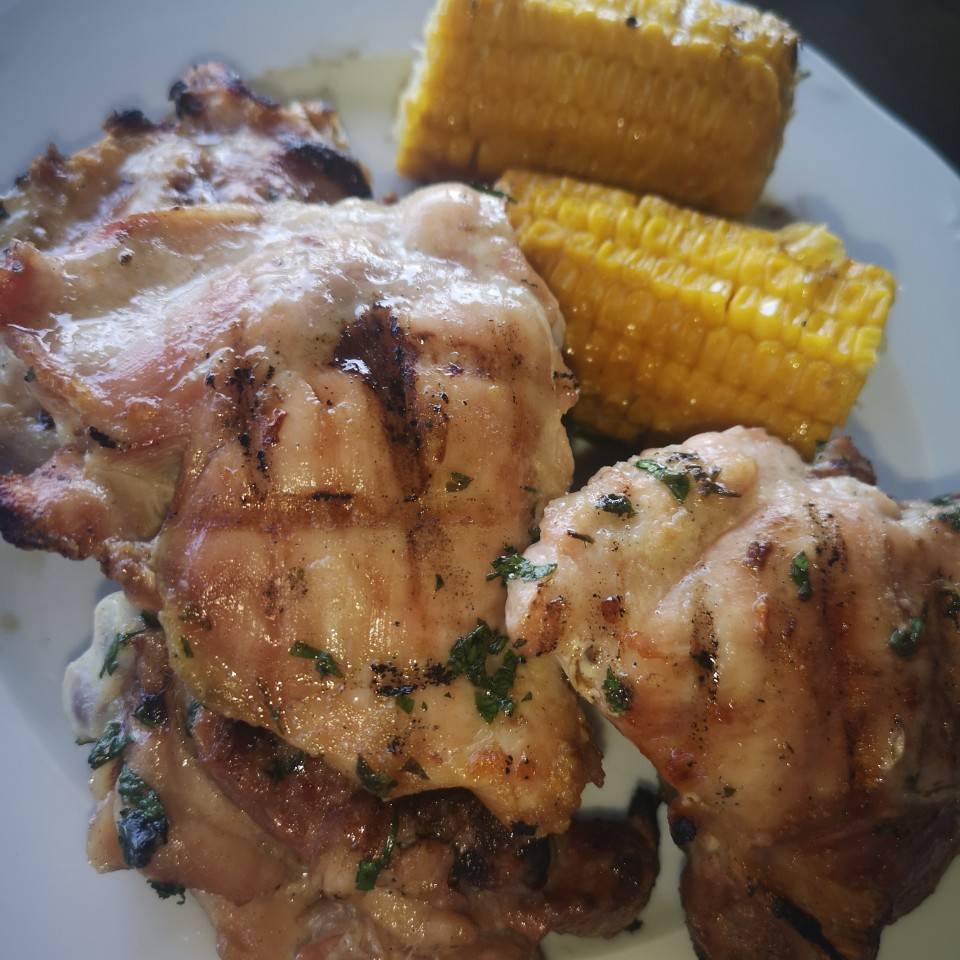 Pollo con maiz a la parrilla 