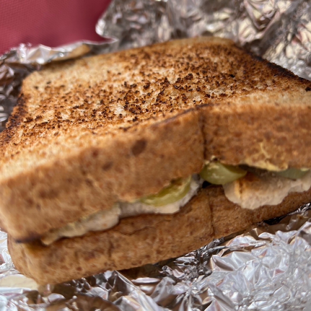 sándwich de pollo y mostaza sándwich de pollo y mostaza