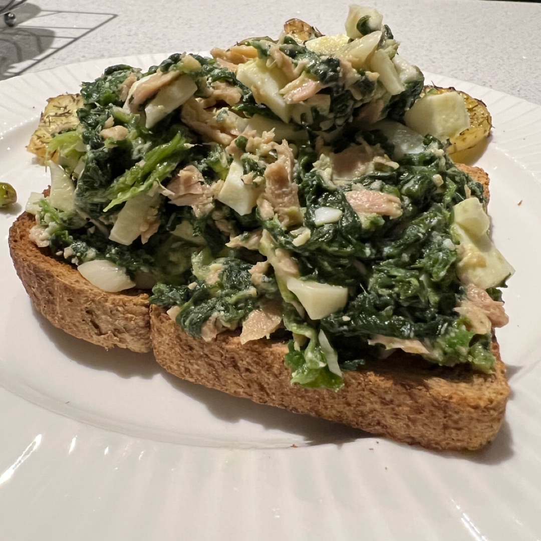 Toast with spinach, egg and tuna