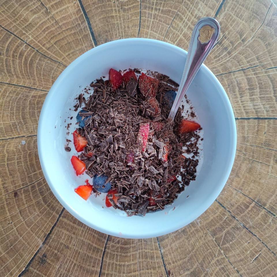Yogur proteico natural con frutas y chocolate 