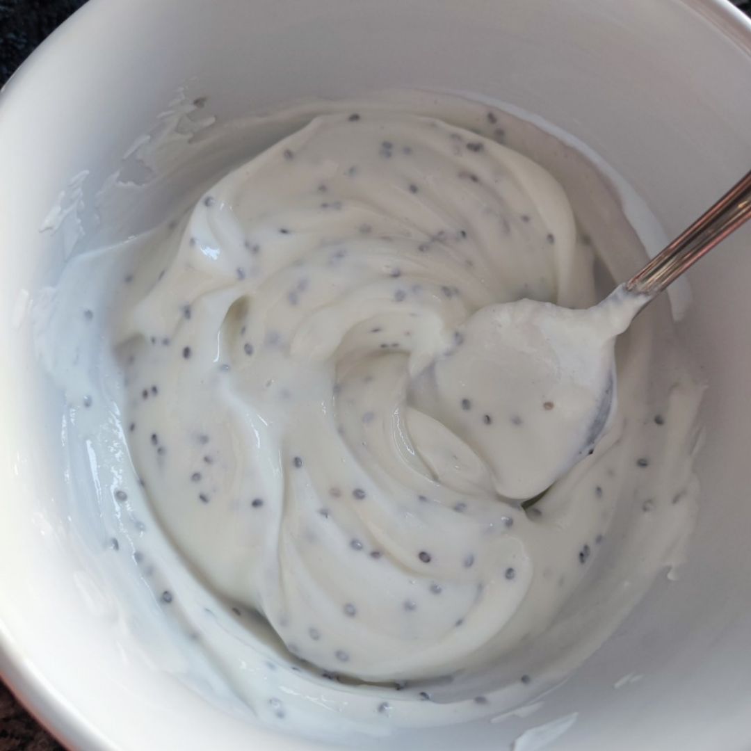 Yogur proteico natural con frutas y chocolate  Paso 0