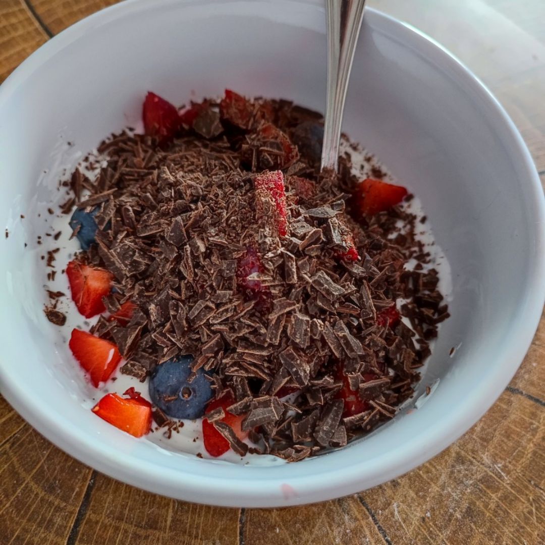Yogur proteico natural con frutas y chocolate  Paso 1