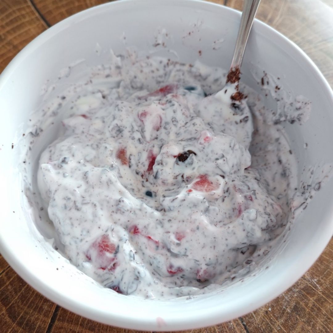 Yogur proteico natural con frutas y chocolate  Paso 1