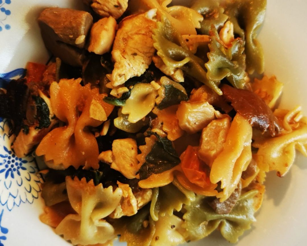 Lacitos con Pollo, setas, cherrys y espinacas Lacitos con Pollo, setas, cherrys y espinacas