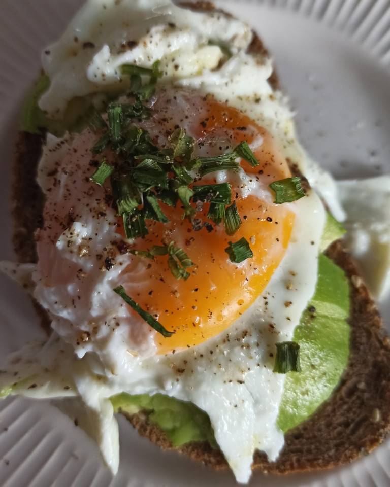 Tosta de aguacate y huevo poche Tosta de aguacate y huevo poche