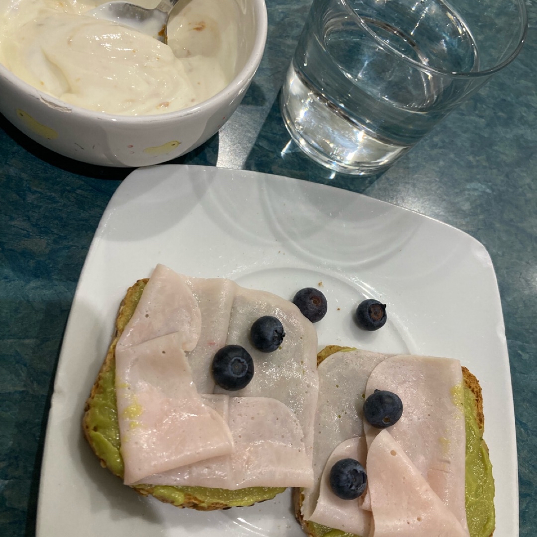 Tostadas de guacamole y pavo + bol de yogur proteico Tostadas de guacamole y pavo + bol de yogur proteico