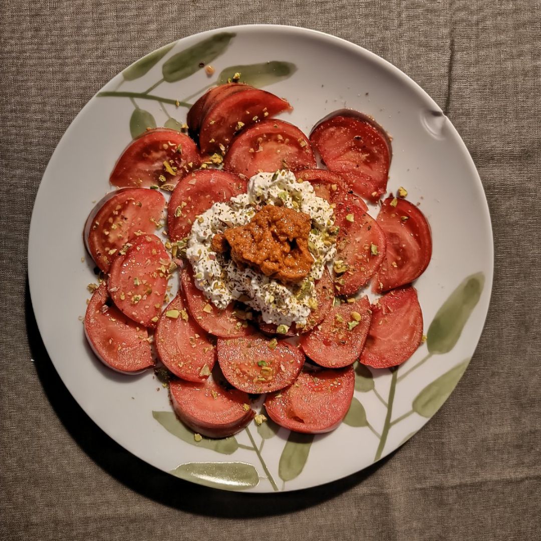 Ensalada de tomate azul con pistacho, queso fresco y pesto rojo. Ensalada de tomate azul con pistacho, queso fresco y pesto rojo.
