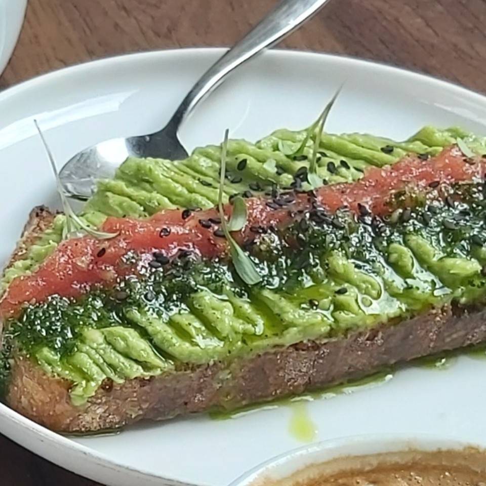 Tostada de queso, guacamole y salmon