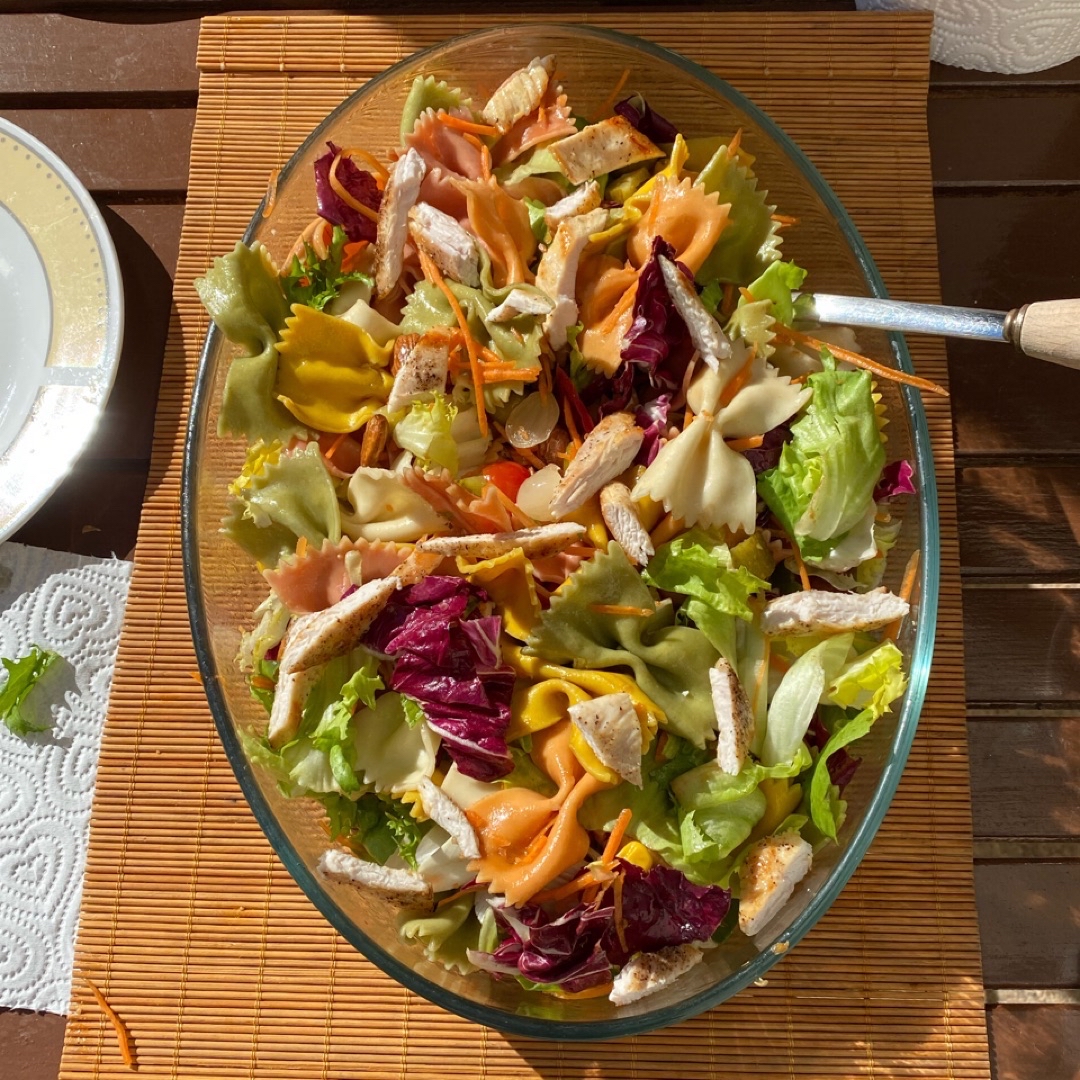 Pasta con pollo y crudités Pasta con pollo y crudités