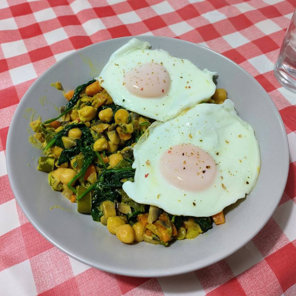 Garbanzos al curry con huevo 