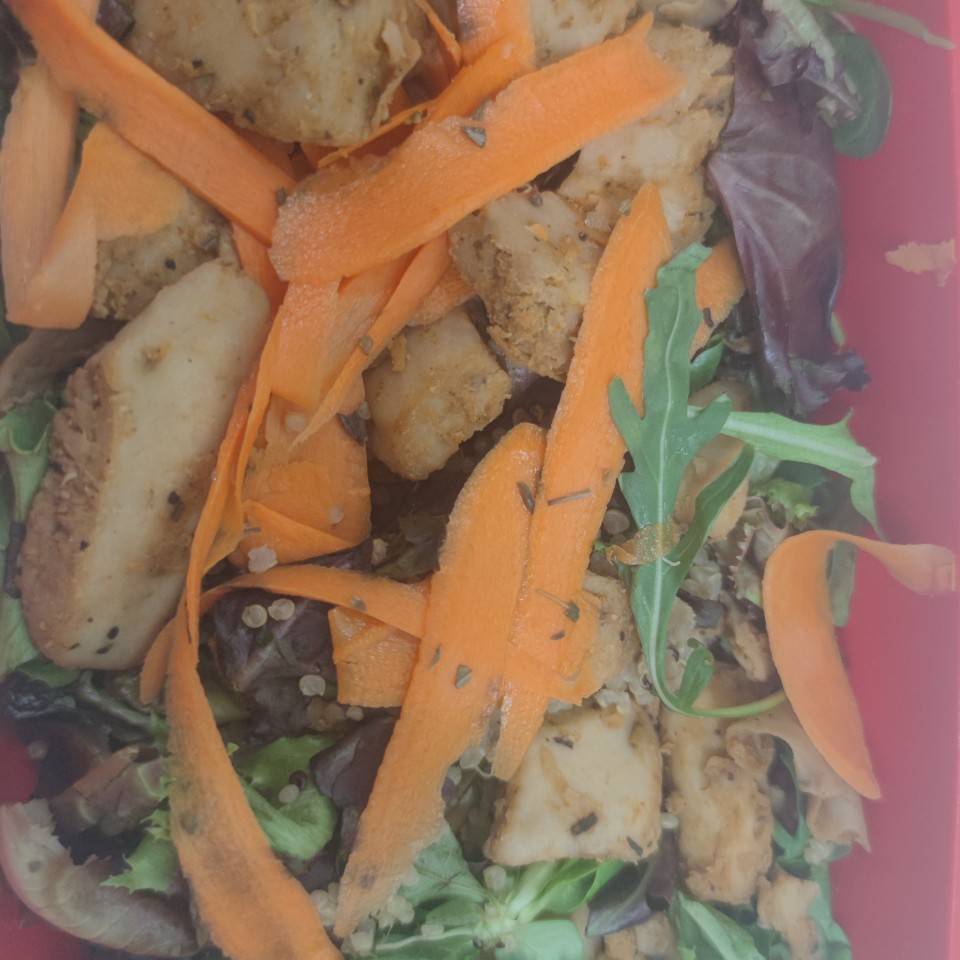 Ensalada de quinoa y heura Ensalada de quinoa y heura