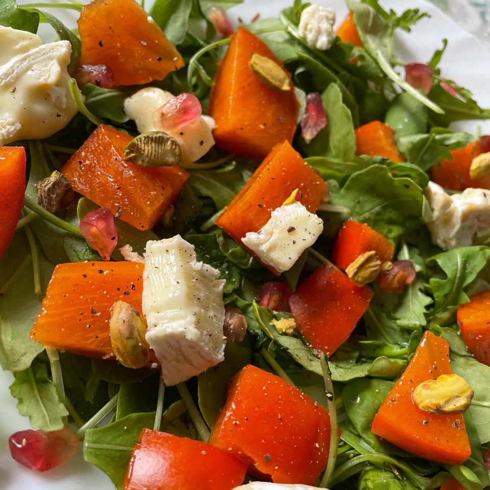 Ensalada de caquis, queso camembert y pistachos Ensalada de caquis, queso camembert y pistachos