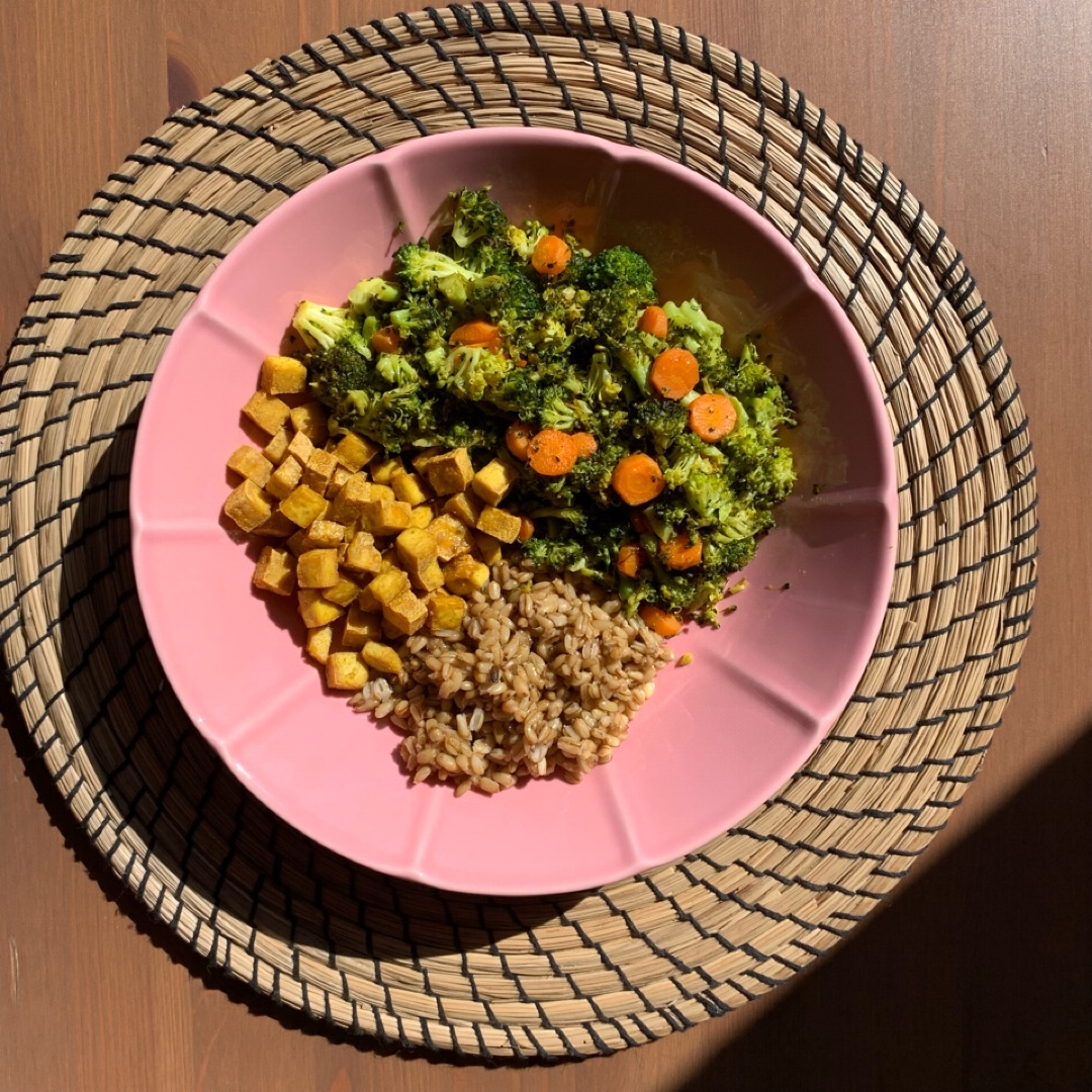 Brócoli al curry con tofu y avena Brócoli al curry con tofu y avena