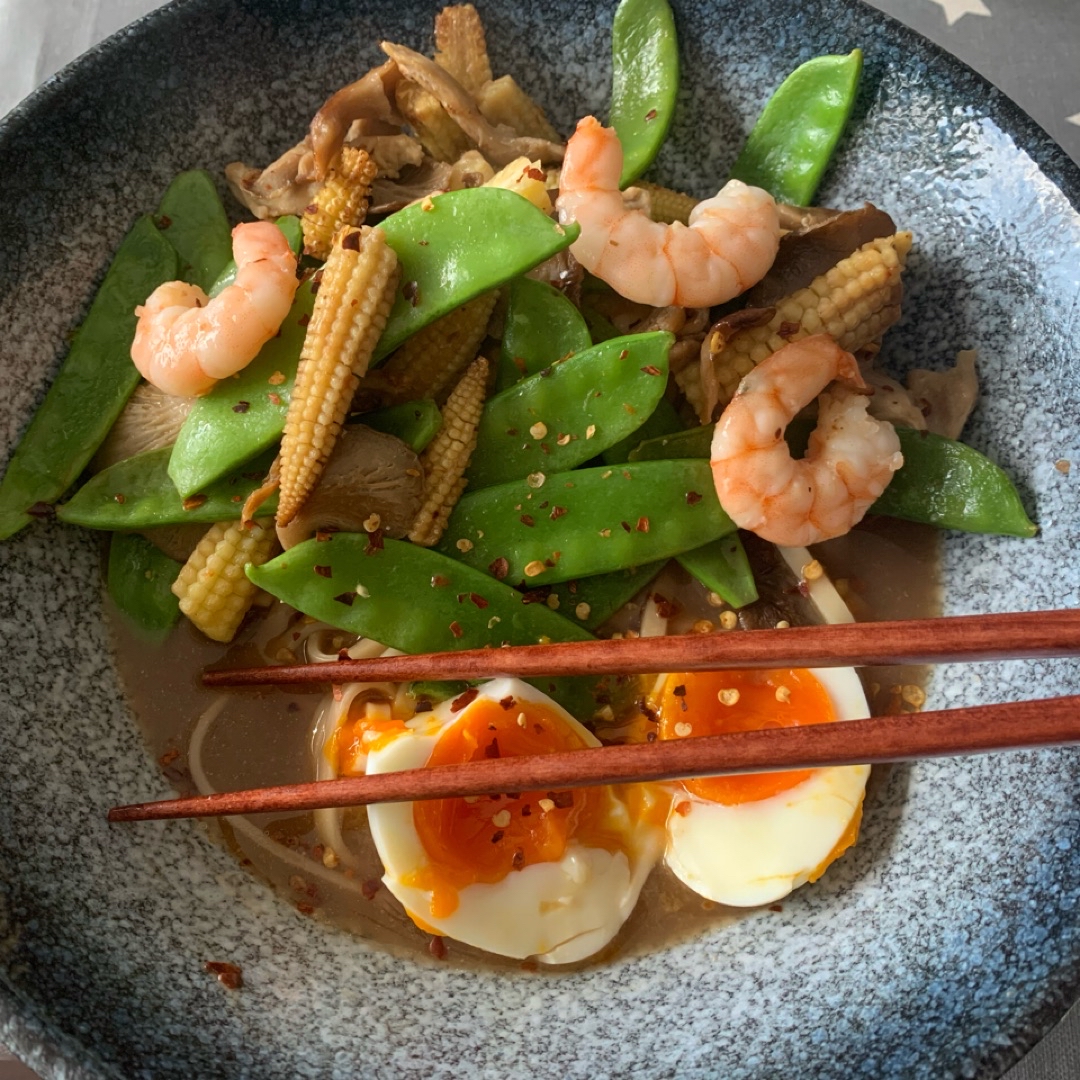 Ramen de verduras y gambas Ramen de verduras y gambas