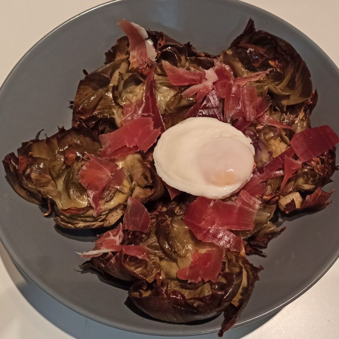 Alcachofas con jamón y huevo poché Alcachofas con jamón y huevo poché