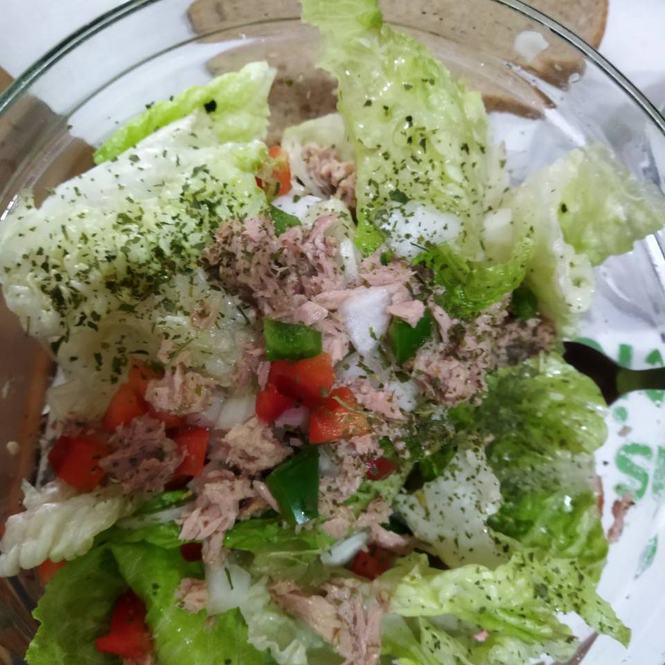 Ensalada con pimientos y atún 