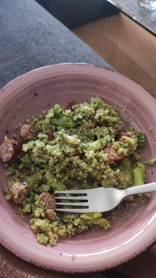 Brócoli con quinoa y salchichas Brócoli con quinoa y salchichas