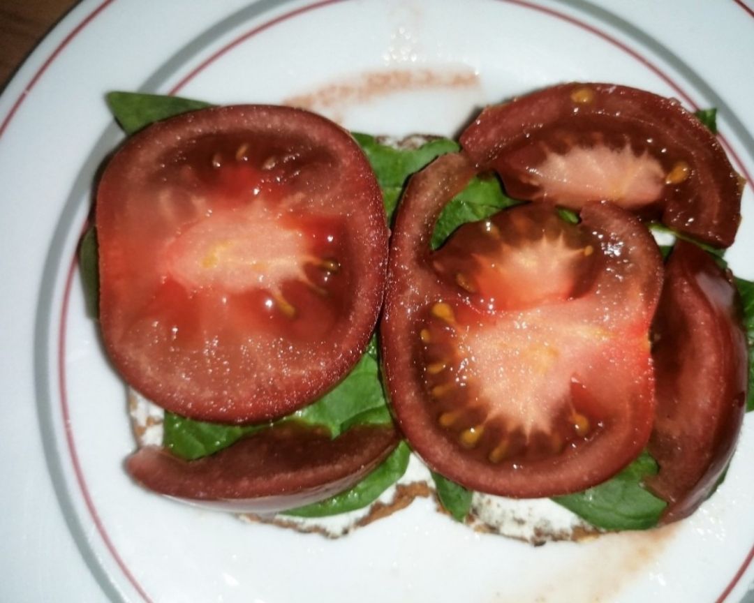 Tostada de tomate, espinacas y ricotta