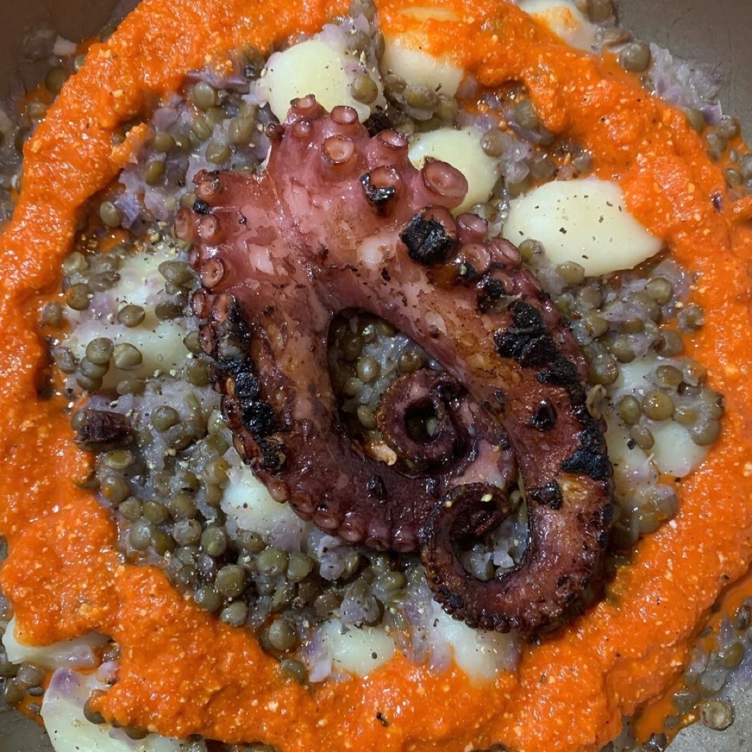 Ñoquis de patata con pulpo, lentejas, cebolla morada y salsa de pimientos Ñoquis de patata con pulpo, lentejas, cebolla morada y salsa de pimientos