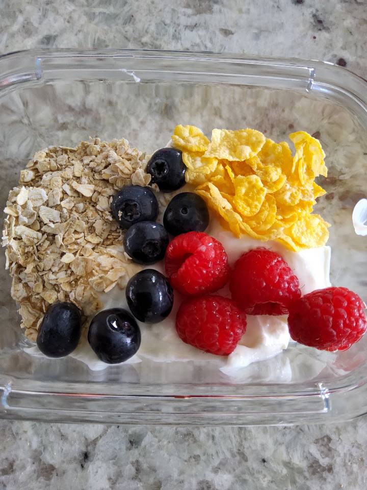 Yogur con cereales y frutos rojos