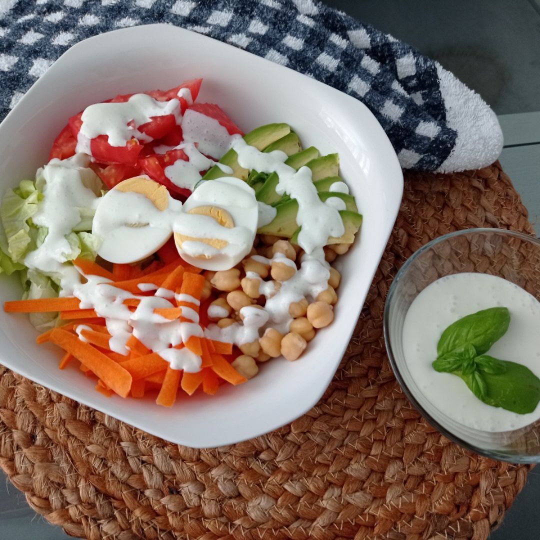 Ensalada de garbanzos con salsa de yogur y albahaca 🌱 Ensalada de garbanzos con salsa de yogur y albahaca 🌱