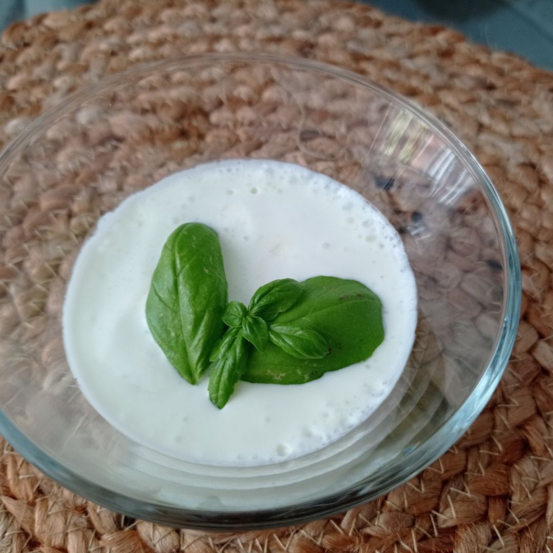 Ensalada de garbanzos con salsa de yogur y albahaca 🌱 Paso 3 Ensalada de garbanzos con salsa de yogur y albahaca 🌱 Paso 3